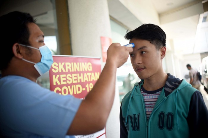 Berbagai upaya dilakukan oleh negara-negara lain dalam mengendalikan penyebaran Virus Corona (COVID-19). Siloam Hospitals Group pun akhirnya mulai menerapkan langkah-langkah itu sedari dini. Apa saja?