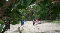 Tak hanya benteng bersejarah, terdapat juga Pantai Pasir Putih yang berlokasi tak jauh dari Benteng Karang Bolong. Ya, Pulau Nusakambangan memang memiliki banyak sisi unik (Randy/detikcom)  