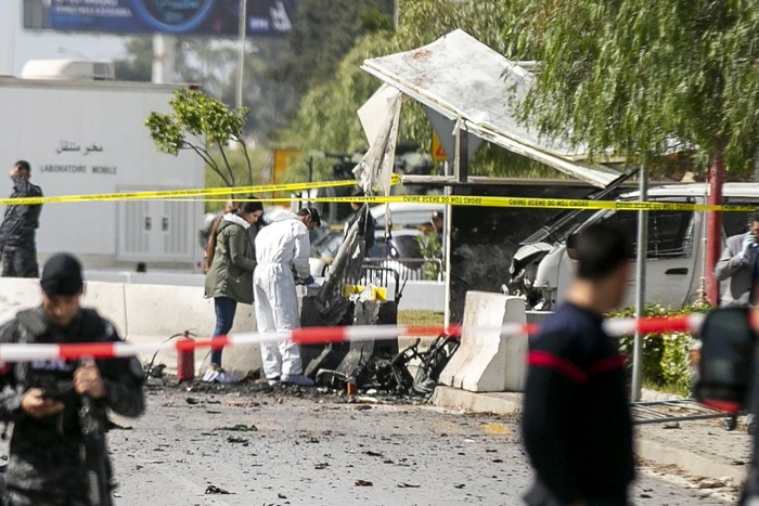 Bom bunuh diri meledak di sekitar kantor kedutaan besar Amerika Serikat di Tunis, Tunisia. Akibatnya, seorang polisi tewas dan 6 orang lainnya luka-luka. Ledakan itu terjadi di distrik Berges du Lac pada Jumat (6/3) malam waktu setempat.