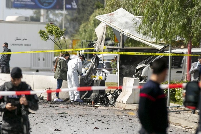 Bom Bunuh Diri Meledak di Depan Kedubes AS di Tunisia Bom bunuh diri meledak di sekitar kantor kedutaan besar Amerika Serikat di Tunis, Tunisia. Akibatnya, seorang polisi tewas dan 6 orang lainnya luka-luka. Ledakan itu terjadi di distrik Berges du Lac pada Jumat (6/3) malam waktu setempat.