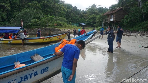 Dewasa ini, bicara Nusakambangan memang tidak lagi terbatas pada kisah angker penjara hingga catatan hitam para napinya. Berwisata ke Nusakambangan pun dapat dilakukan dan cukup populer di kalangan wisatawan lokal (Randy/detikcom) Â Dewasa ini, bicara Nusakambangan memang tidak lagi terbatas pada kisah angker penjara hingga catatan hitam para napinya. Berwisata ke Nusakambangan pun dapat dilakukan dan cukup populer di kalangan wisatawan lokal (Randy/detikcom) Â