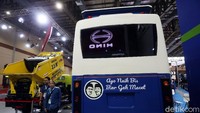 Di bagian belakang bus itu terpampang tulisan berisi ajakan menaiki bus untuk menghindari kemacetan.