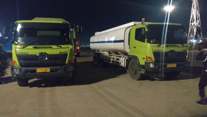 Dua truk tangki dengan muatan minyak ilegal