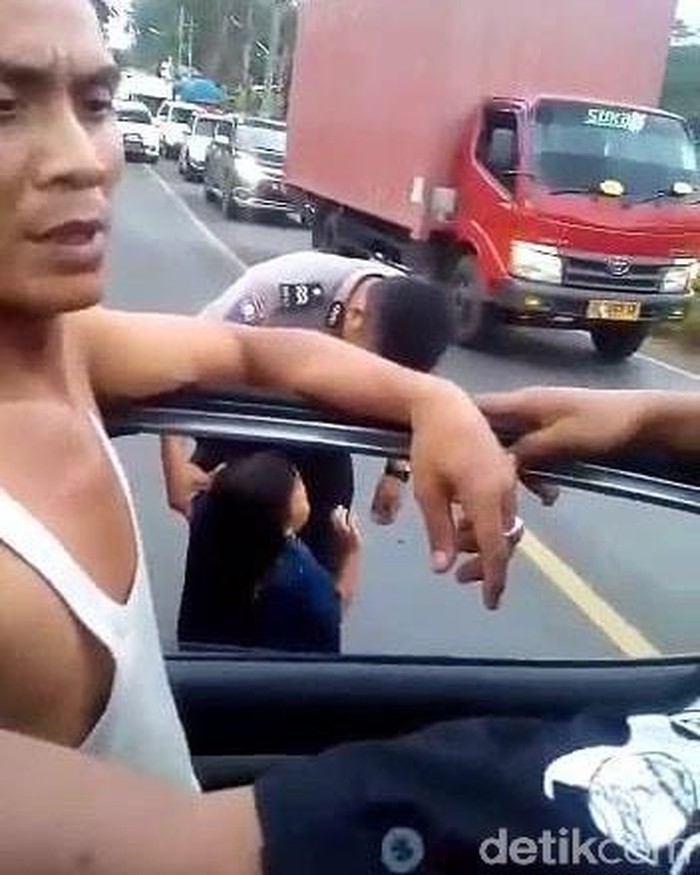 Viral pria berkaus kutang putih diduga menculik anak di Lampung (Screenshot video viral)