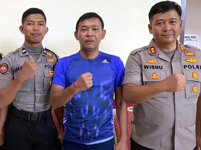 Polisi sukabumi imami tahanan salat