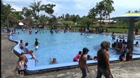 Di obyek wisata ini, traveler bisa mandi di kolam yang airnya bersumber langsung dari gunung tertinggi di pulau Jawa yakni Gunung Semeru. Traveler juga bisa menikmati swafoto bawah air yang keren bersama ikan-ikan. Foto diambil bulan Maret lalu. (Nur Hadi Wicaksono/detikcom)