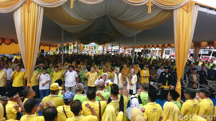 Bakal calon wali kota Cilegon, Ratu Ati Marliati mengukuhkan tim pemenangan Pilwalkot 2020