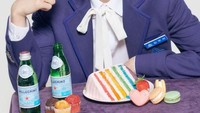 Masih photoshoot untuk program acara Produce X 101, tak hanya berpose dengan rainbow cake yang manis. Wooseok juga menikmati buah stroberi segar, macarons, cupcake, dan lainnya. Foto: Istimewa