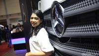 Seperti di booth Mercedes-Benz ini. SPG nya cantik dan ramah-ramah. Foto: Ari Saputra