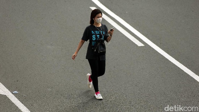 Cegah Corona, Sebagian Warga Pakai Masker Saat CFD Sebagian warga memakai masker saat beraktivitas di Car Free Day (CFD), Jakarta, Minggu (8/3). Hal ini untuk mencegah penyebaran virus corona.