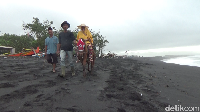 Traveler bisa naik kuda sambil menikmati pemandangan Pantai Watu Pecak yang eksotis. Pasirnya berwarna hitam, tapi udaranya sangat segar.