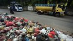 Keterlaluan, Warga Masih Buang Sampah di Jalan Cikunir Bekasi