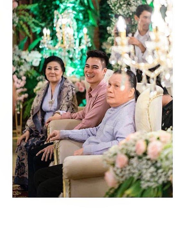 Kebersamaan Baim Wong saat lamaran pada 2018 lalu dengan kedua orangtuanya. Raut bahagia terpancar di wajah Baim Wong, dan ibunya, Kartini. Foto: Instagram @baimwong