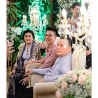 Kebersamaan Baim Wong saat lamaran pada 2018 lalu dengan kedua orangtuanya. Raut bahagia terpancar di wajah Baim Wong, dan ibunya, Kartini. Foto: Instagram @baimwong