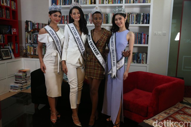Kini Jihan bersama Ayuma dan Putu Ayu sudah berhasil mewujudkan impian mereka menjadi Puteri Indonesia 2020. Ketiganya pun akan mengemban tugas mengharumkan nama Indonesia di kontes kecantikan internasional. Foto: Rengga Sencaya/Detikcom