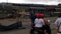 Warga menyaksikan SPBU yang hancur diterjang angin. (dok. Pertamina)