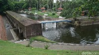 Benteng itu pertama kali dibangun oleh Belanda saat pertama kali datang ke Indonesia tahun 1861. Nama lokalnya pun diambil dari proses penemuannya yang dahulu terpendam di bawah tanah.