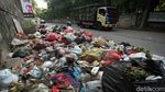 Keterlaluan, Warga Masih Buang Sampah di Jalan Cikunir Bekasi