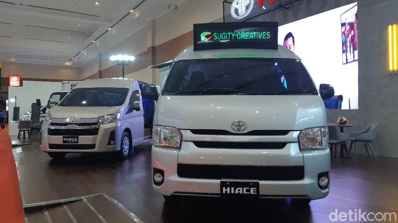 Toyota HiAce jadi angkutan umum Toyota HiAce jadi angkutan umum