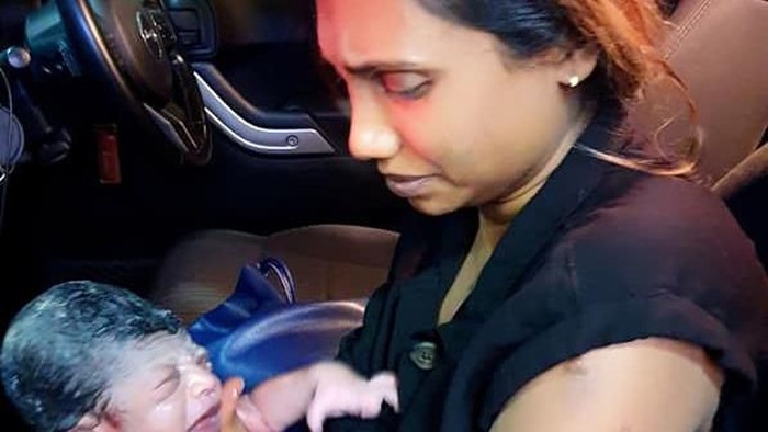 Ibu melahirkan di Jeep