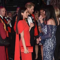 Meghan Markle menebar pesonanya dengan penampilan serba, from head to toe. Ia muncul dalam balutan gaun merah keluaran label Iokal bernama Safiyaa. Gaun bersiluet minimalis seharga US$ 1693 atau sekitar Rp 24 juta dilengkapi cape yang meninggalkan kesan anggun pada gaya perempuan 38 tahun itu. Foto: Getty Images/WPA Pool