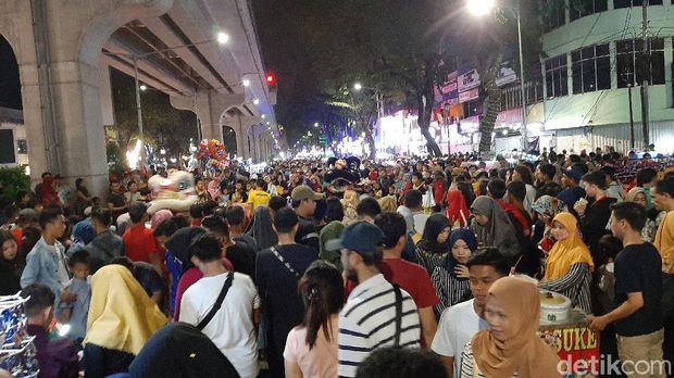 Suasana di pedestrian Sudirman, Kota Palembang.