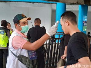Cegah Corona, Panpel PSS Sleman Cek Suhu Tubuh Penonton