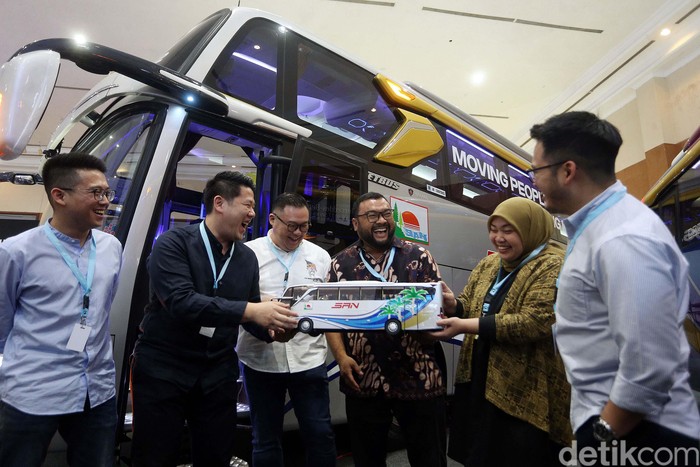 Bus-bus Adiputro Ramaikan GIICOMVEC 2020 PT Adiputro ramaikan ajang GAIKINDO Indonesia International Vehicle Expo (GIICOMVEC) 2020 di JCC, Senayan, Jakarta. Ada sejumlah bus yang dipamerkan.