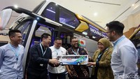 Direktur PT. Adiputro Wirasejati (Adiputro), Eric Jethrokusumo, bersama Managing Director PT. Adiputro Wirasejati (Adiputro) David Jethrokusumo menyerahkan secara simbolis 4 unit bus baru kepada Direktur Utama PT. SAN Putra Sejahtera (PO SAN) Kurnia Lesani Adnan, dan Direktur PT. SAN Putra Sejahtera (PO SAN) Kurnia Lesari Andnan di booth Adiputro dalam ajang GAIKINDO Indonesia International Vehicle Expo (GIICOMVEC) 2020, di Jakarta Convention Center.