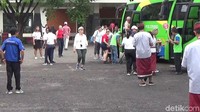 Penumpang yang ada di atas kapal sebanyak 738 dan kru sebanyak 452 orang. Setelah dinyatakan sehat penumpang krunya diturunkan dengan menggunkaan tender boat dari kapal menuju ke dermaga pelabuhan Benoa.