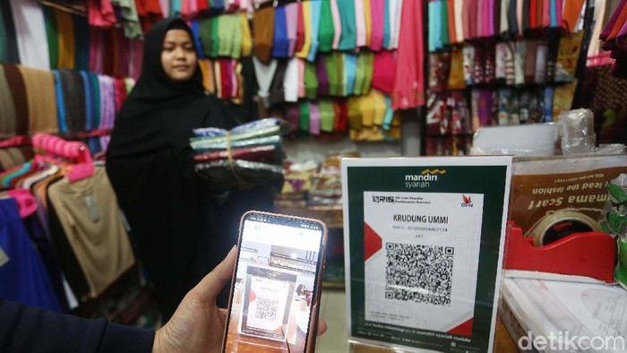 Bank Syariah Mandiri mulai mensosialisasikan metode pembayaran QRIS. QRIS diluncurkan Bank Indonesia (BI) sejak Agustus 2019.