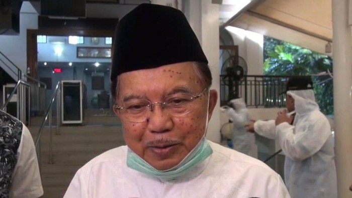 Ketum DMI Jusuf Kalla (JK) memantau penyemprotan disinfektan di Masjid Nurul Hidayah, Jaksel.