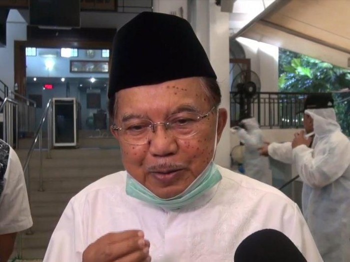 Ketum DMI Jusuf Kalla (JK) memantau penyemprotan disinfektan di Masjid Nurul Hidayah, Jaksel.