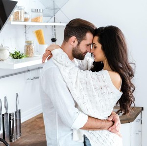 3 Tips Posisi Bercinta di Dapur, Lokasi Favorit Pasangan untuk Seks