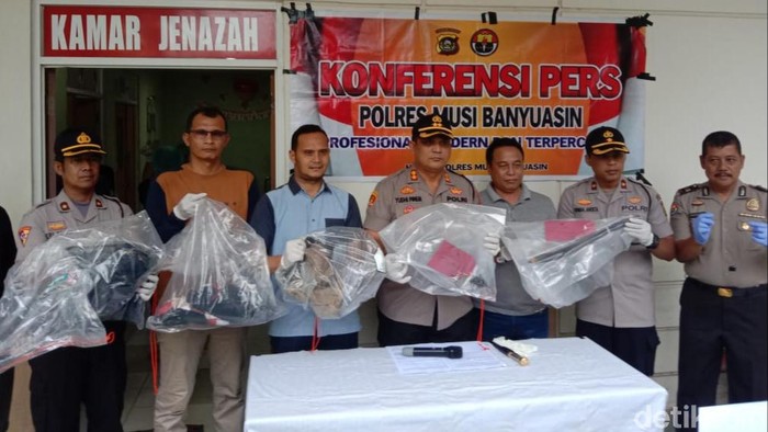 Polisi saat menunjukkan barang bukti hasil ungkap kasus di RS Sekayu