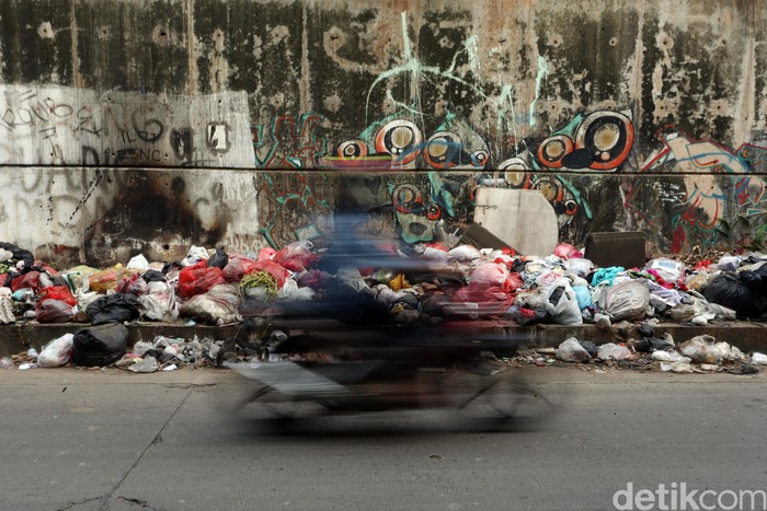 Keterlaluan, warga masih seenaknya membuang sampah sembarangan, di Jalan Raya Cikunir, Kota Bekasi, Minggu (08/03/2020). Sampah tersebut berserakan.