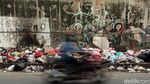Keterlaluan, Warga Masih Buang Sampah di Jalan Cikunir Bekasi