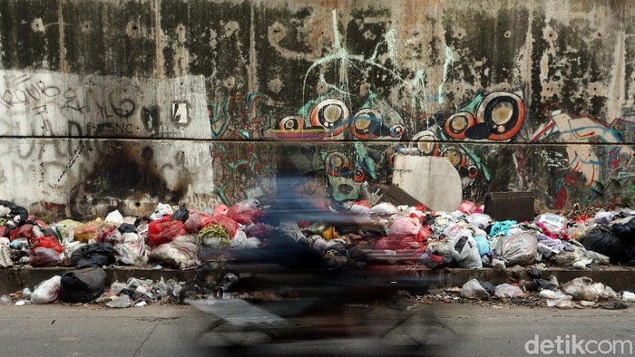 Keterlaluan, warga masih seenaknya membuang sampah sembarangan, di Jalan Raya Cikunir, Kota Bekasi, Minggu (08/03/2020). Sampah tersebut berserakan.