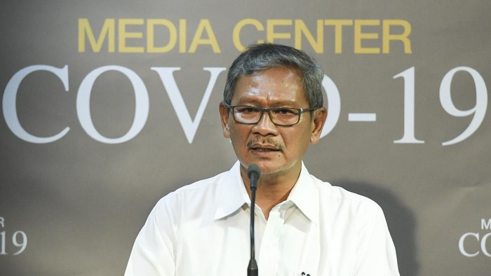 Achmad Yurianto Sekretaris Direktorat Jenderal Pencegahan dan Pengendalian Penyakit Kemenkes Achmad Yurianto yang juga juru bicara pemerintah untuk penanganan virus Corona memberikan keterangan pers di Kantor Presiden, Jakarta, Jumat (6/3/2020). Dalam keterangan persnya Achmad Yurianto menyampaikan sebanyak empat orang dinyatakan suspect virus Corona karena telah melakukan kontak langsung dengan warga Depok yang positif sebelumnya dan mengalami gejala-gejala awal seperti Influenza yang kini tengah diobservasi dan menunggu hasil pasti dari pemeriksan laboratorium. ANTARA FOTO/Hafidz Mubarak A/wsj.