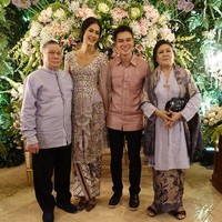 Pada beberapa kesempatan, Baim Wong kerap menampilkan kehidupan keluarganya yang harmonis. Bagi Baim Wong sendiri tentu ibunya memiliki peran yang sangat pentin dalam hidupnya. Foto: Instagram @baimwong