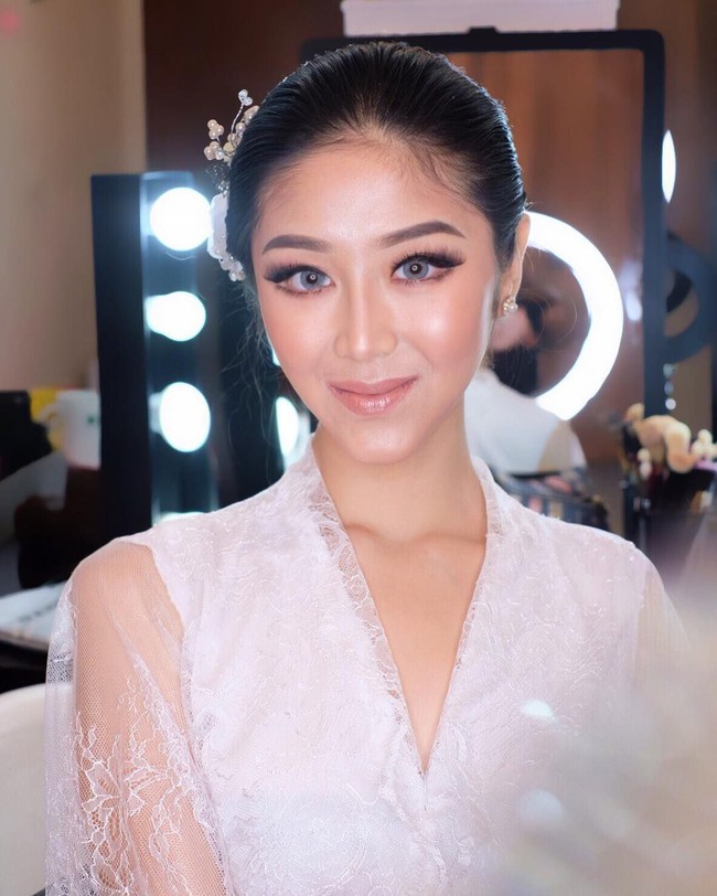 Siapa sangka meskipun memiliki pembawaan lembut, Putu Ayu Saraswati ternyata pencinta hewan reptil. Foto: Instagram @ayusarasw