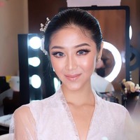 Siapa sangka meskipun memiliki pembawaan lembut, Putu Ayu Saraswati ternyata pencinta hewan reptil. Foto: Instagram @ayusarasw