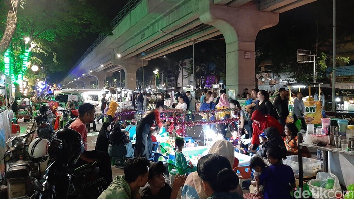 Potret Trotoar Sudirman Kota Palembang yang Dijajah PKL Kondisi memprihatinkan kini terlihat di trotoar Sudirman, Kota Palembang. Trotoar tersebut kini dipenuhi oleh pedagang kaki lima.