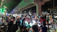 Pantauan detikcom, Sabtu (7/3/2020) malam di lokasi, terlihat para pedagang menggelar dagangannya di trotoar tersebut.