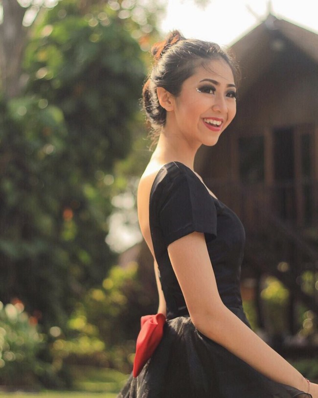 Putu Ayu Saraswati memiliki kepedulian khusus terhadap para lansia yang mengemis di jalanan. Dia bahkan bergabung dengan komunitas Ketimbang Ngemis untuk membantu lansia dan difabel yang memilih bekerja daripada ngemis. Foto: Instagram @ayusarasw