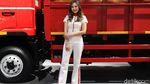 Si Cantik yang Memikat di Antara Truk dan Bus
