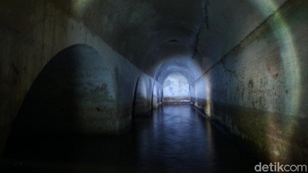 Benteng Pendem juga memiliki terowongan di dalam yang terhubung ke Pantai Peluk Penyu. Konon, terowongan ini terhubung ke penjara dan ruangan lainnya.