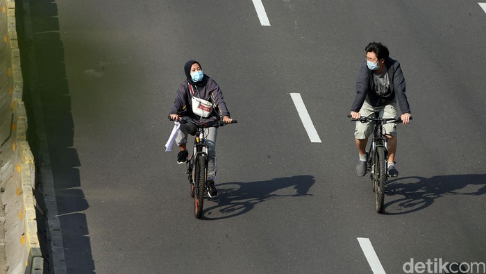 Sebagian warga memakai masker saat beraktivitas di Car Free Day (CFD), Jakarta, Minggu (8/3). Hal ini untuk mencegah penyebaran virus corona.