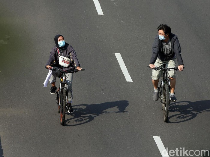 Sebagian warga memakai masker saat beraktivitas di Car Free Day (CFD), Jakarta, Minggu (8/3). Hal ini untuk mencegah penyebaran virus corona.