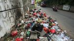 Keterlaluan, Warga Masih Buang Sampah di Jalan Cikunir Bekasi